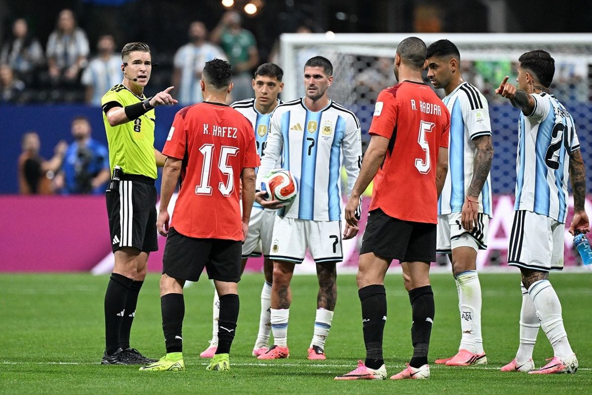 Wasit berbincang dengan Pemain Timnas Mesir Karim Hafez (kedua dari kiri) selama pertandingan babak 16 besar antara Argentina dan Mesir di Piala Dunia FIFA 2026 di Stadion Atlanta, Atlanta, Amerika Serikat, pada 7 Juli 2026 tengah malam WIB.(Xinhua/Chen Y